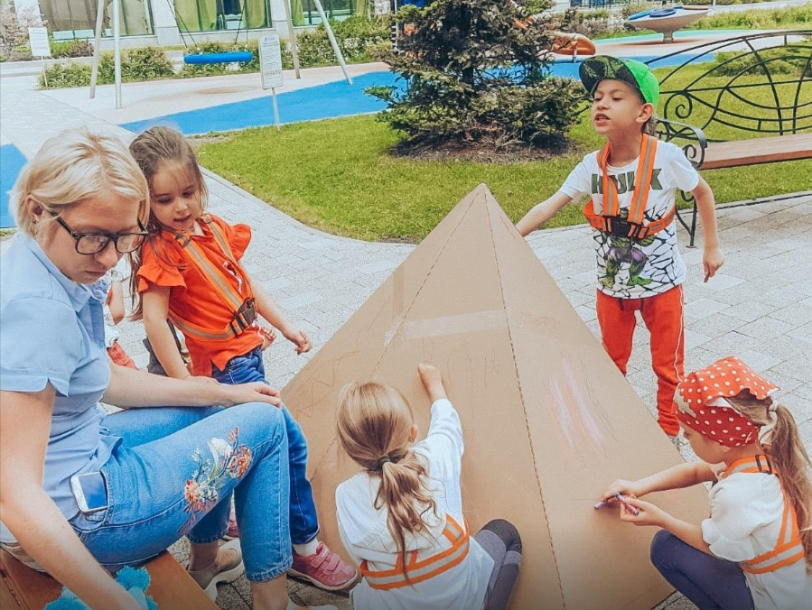 Дети занимаются творчеством в Sun Camp